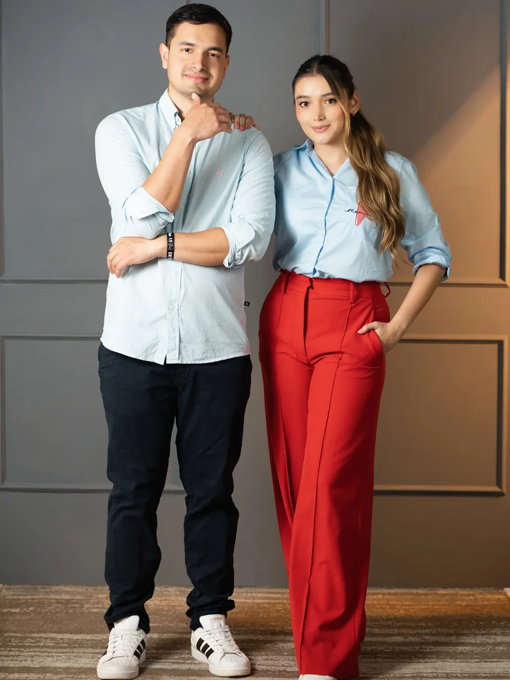 Natalia Melo y Juan Pablo Pineda, los dos fundadores de Nodo, de pie en el estudio.